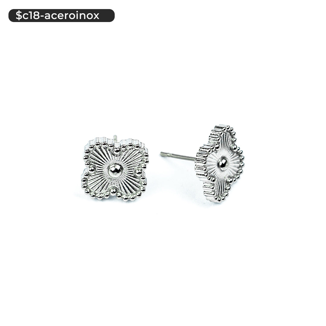 Aretes pegados de trébol