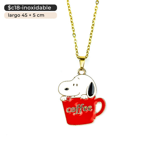 Gargantilla de perrito en taza de café