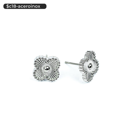 Aretes pegados de trébol
